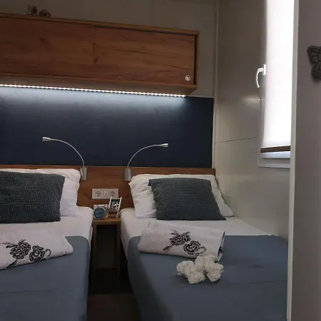J & R Mobile Homes *