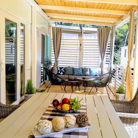 J & R Mobile Homes *